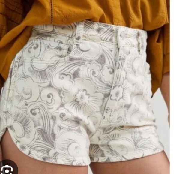Anthropologie Pants - Anthropologie Pilcro Dolphin Ultra High-Rise Floral Shorts size 29